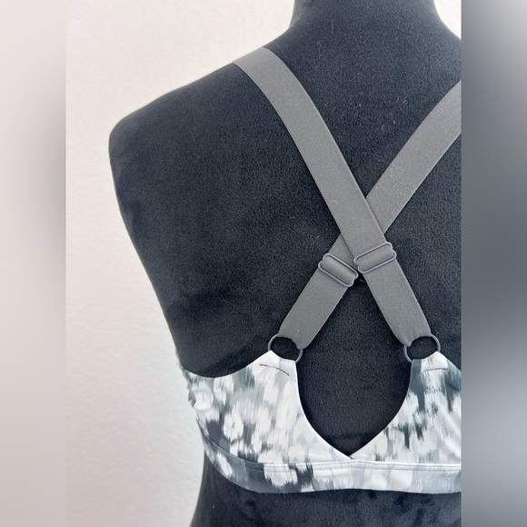 Offline By Aerie Shine Strappy Black in Grey/white Sports Bra Size M - Picture 6 of 10